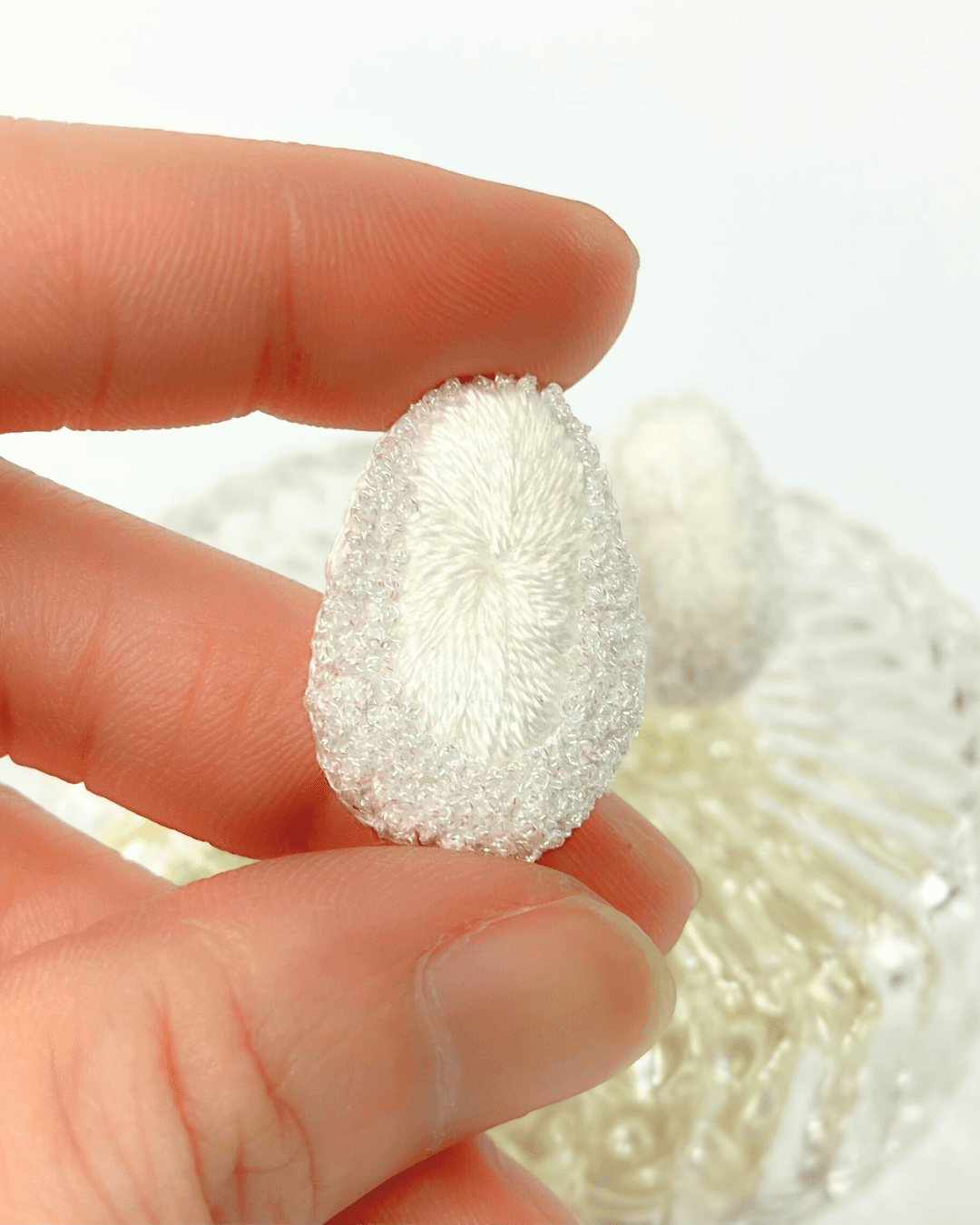 【手刺繍ピアス/イヤリング】 カジュアル〜お呼ばれ：軽いつけ心地：パールのように輝く糸：しずくモチーフの装身具/irei | 4枚目