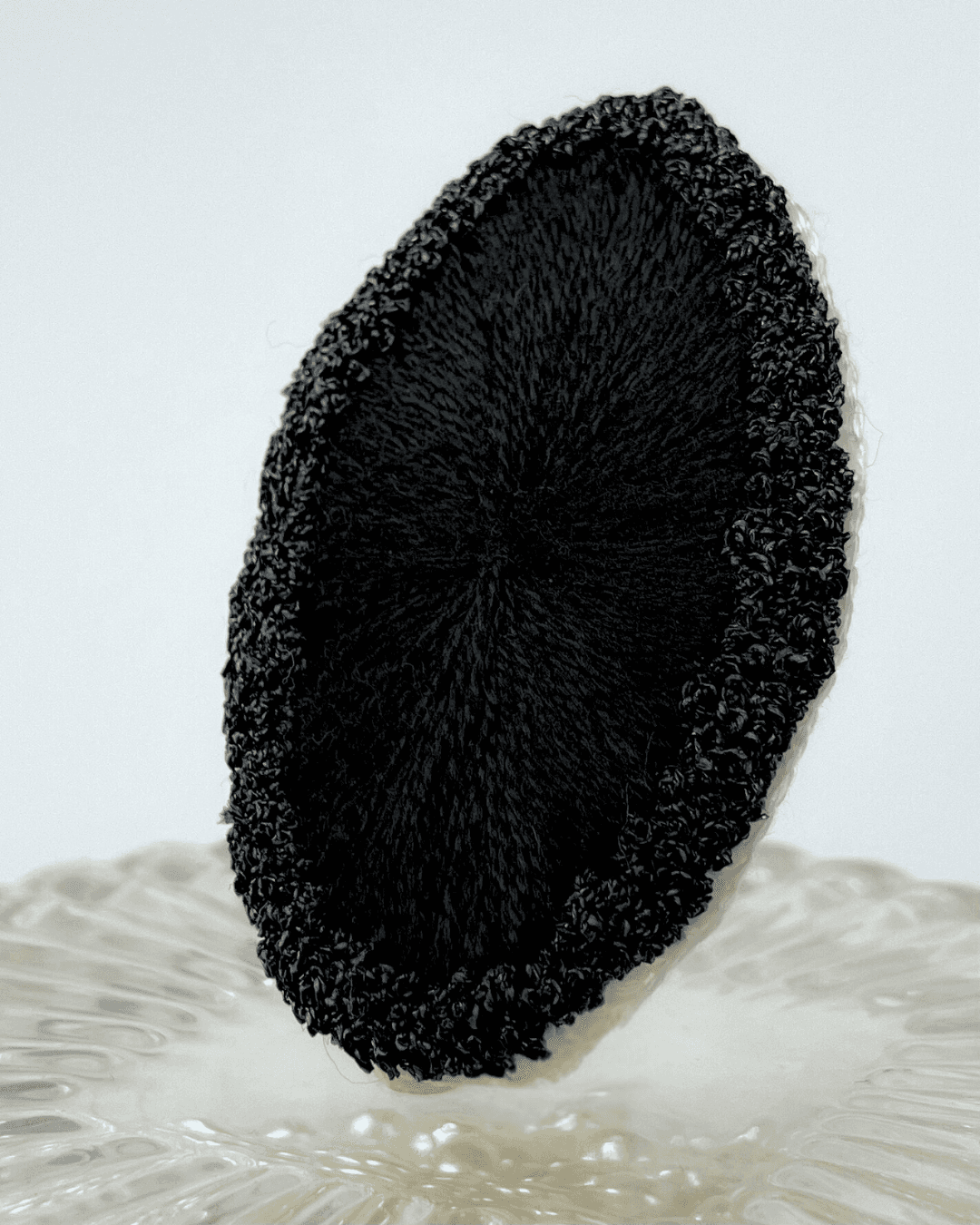 【手刺繍ブローチ】日常を整える装いに：ギフトにも：漆黒の糸の美しさ：芯の強さを感じさせるオーバルの装身具/irei | 4枚目