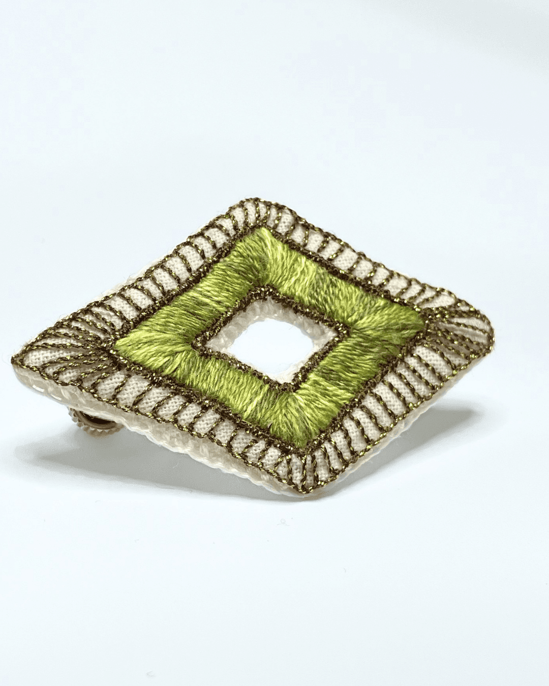 【手刺繍ブローチ】新緑の季節のおでかけ：若草色が明るさと爽やかさを演出：ヴィンテージライクな幾何学模様の装身具/irei | 4枚目