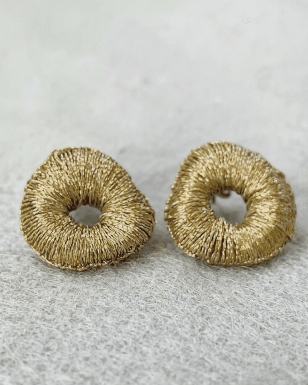 【手刺繍ピアス】シンプルな毎日に：超軽量：困ったらこれ：ゴールドのニュアンスフープが個性的な装身具／irei | 2枚目