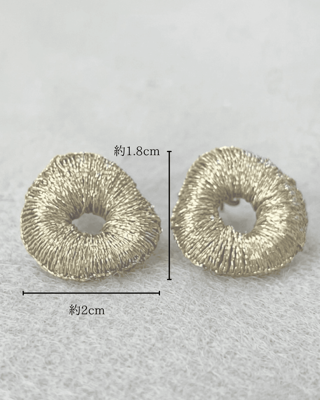 【手刺繍ピアス】シンプルな毎日に：超軽量：困ったらこれ：ゴールドのニュアンスフープが個性的な装身具／irei | 3枚目