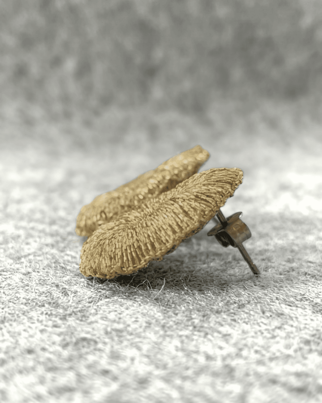 【手刺繍ピアス】シンプルな毎日に：超軽量：困ったらこれ：ゴールドのニュアンスフープが個性的な装身具／irei | 4枚目