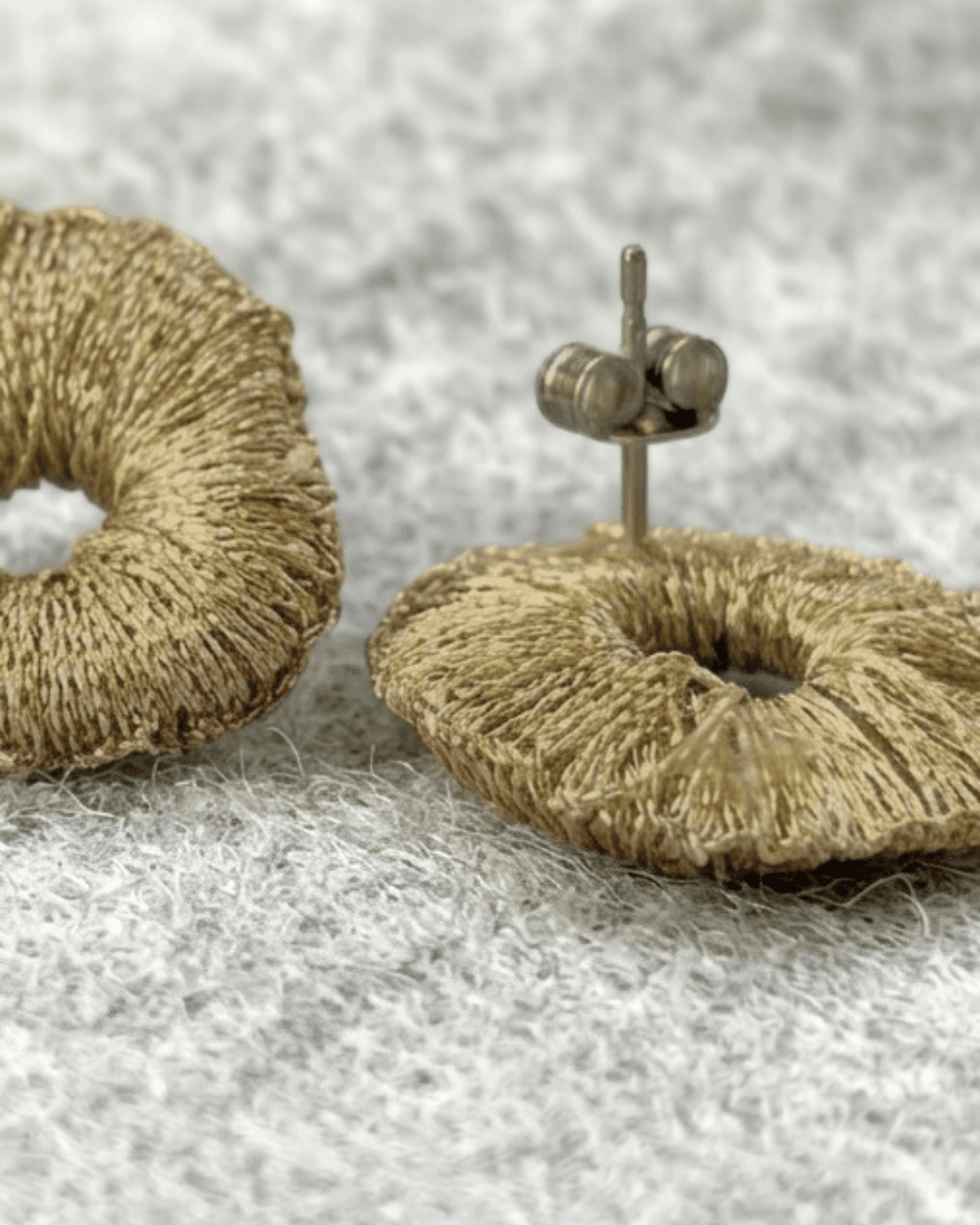 【手刺繍ピアス】シンプルな毎日に：超軽量：困ったらこれ：ゴールドのニュアンスフープが個性的な装身具／irei | 7枚目