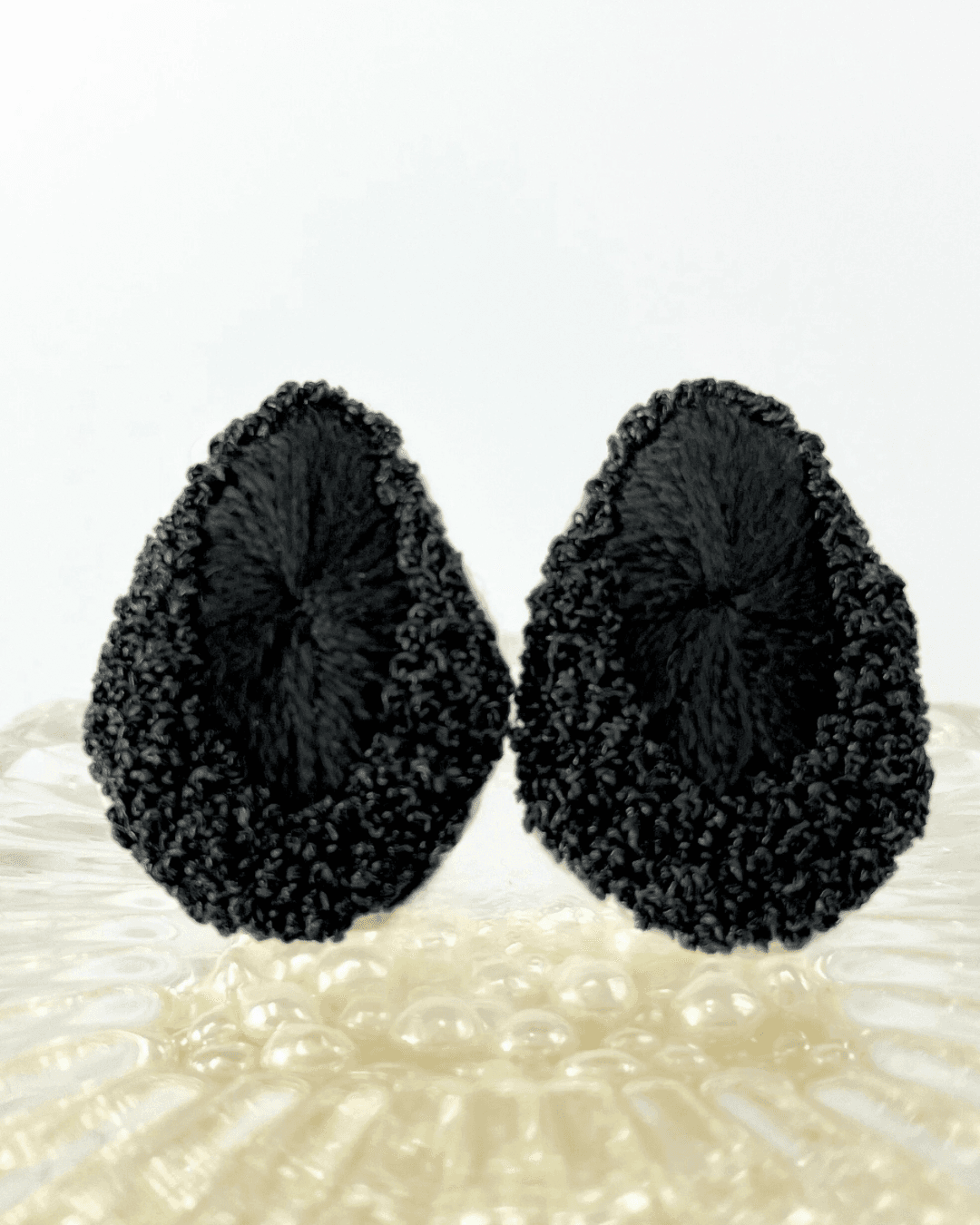 【手刺繍ピアス/イヤリング】いつもの装いをドレスアップ:漆黒の糸が静かに光り輝く:しずくモチーフの装身具/irei | 2枚目