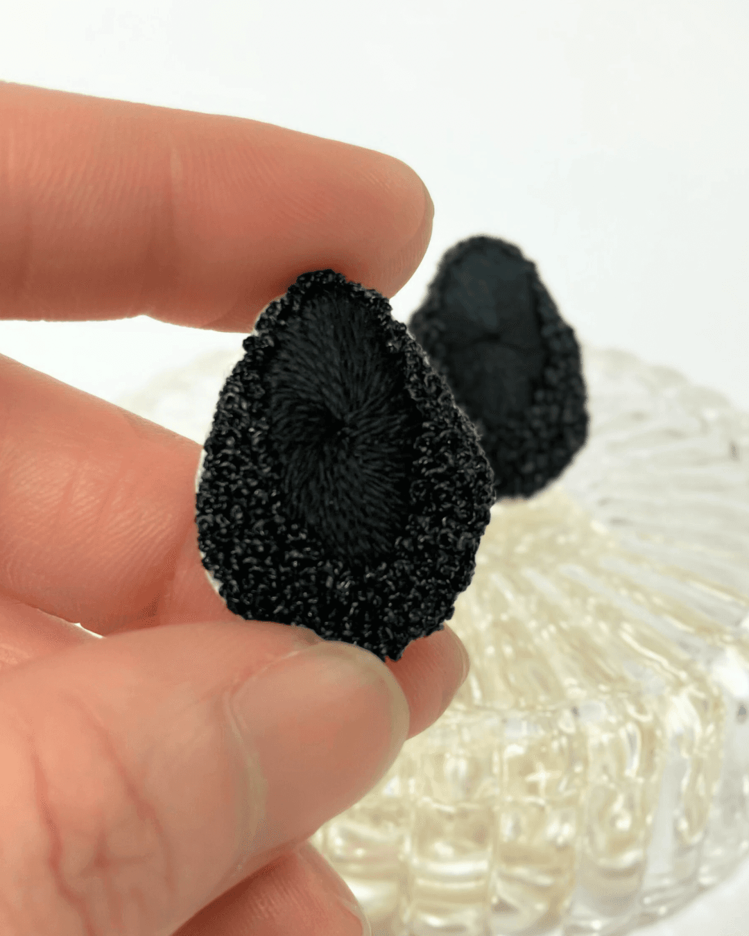 【手刺繍ピアス/イヤリング】いつもの装いをドレスアップ:漆黒の糸が静かに光り輝く:しずくモチーフの装身具/irei | 4枚目