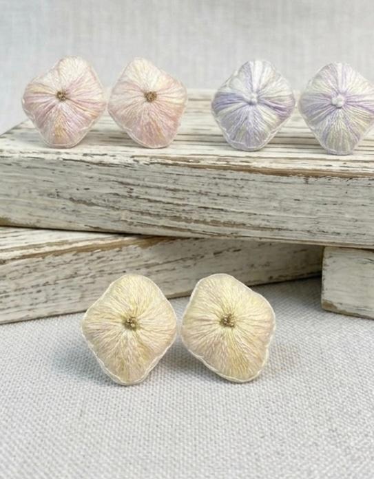 【手刺繍ピアス/イヤリング】ポピー:黄色:軽やか:顔まわり華やぐ:春〜初夏:繊細で透明感の装身具/irei | 8枚目