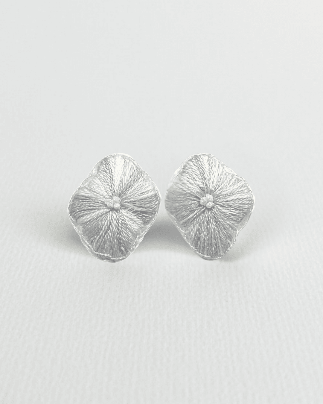 【手刺繍ピアス/イヤリング】紫陽花:ブルー:初夏のおでかけ〜夏祭り:軽くて快適:瑞々しく凛とした装身具/irei | 3枚目