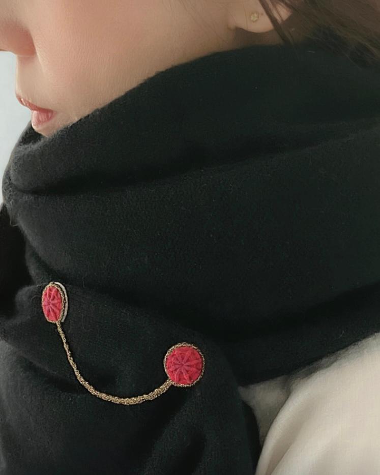 【刺繍ブローチ】ネックレスのように襟元を飾るオンリーワンな手刺繍のピンブローチ 12月25日までの限定 | 2枚目