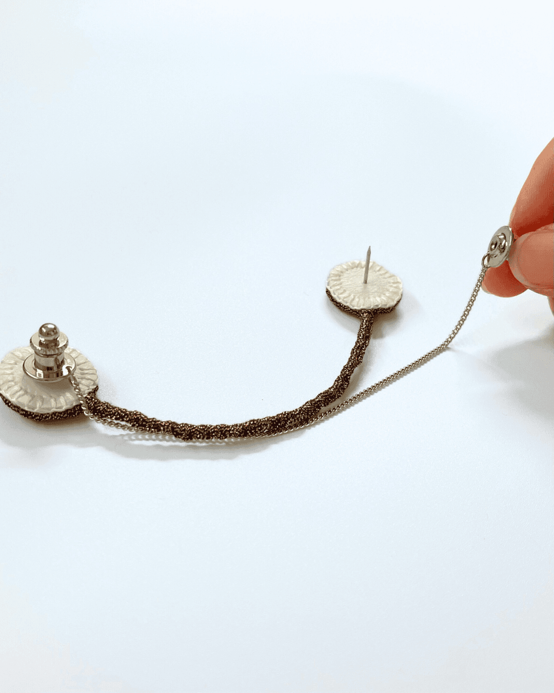 【刺繍ブローチ】ネックレスのように襟元を飾るオンリーワンな手刺繍のピンブローチ 12月25日までの限定 | 11枚目