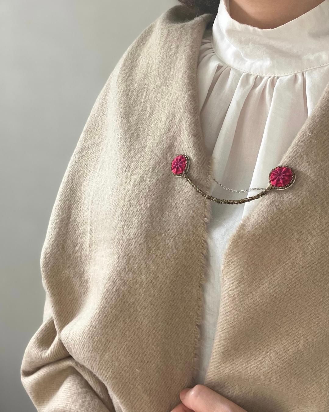 【刺繍ブローチ】ネックレスのように襟元を飾るオンリーワンな手刺繍のピンブローチ 12月25日までの限定 | 13枚目