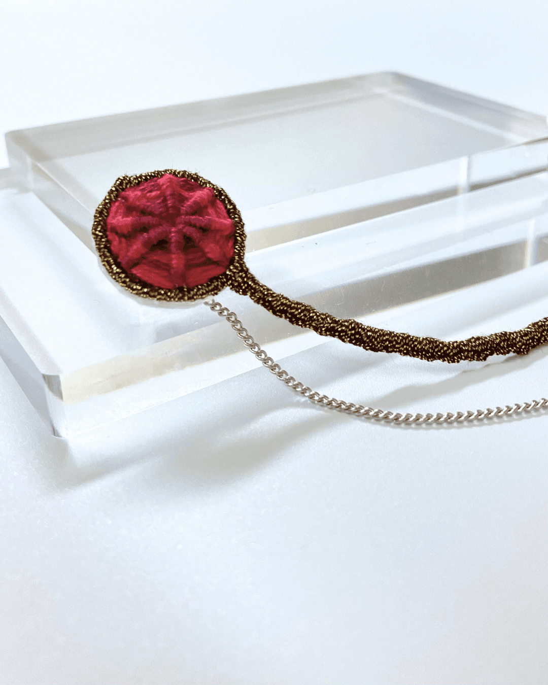 【刺繍ブローチ】ネックレスのように襟元を飾るオンリーワンな手刺繍のピンブローチ 12月25日までの限定 | 5枚目