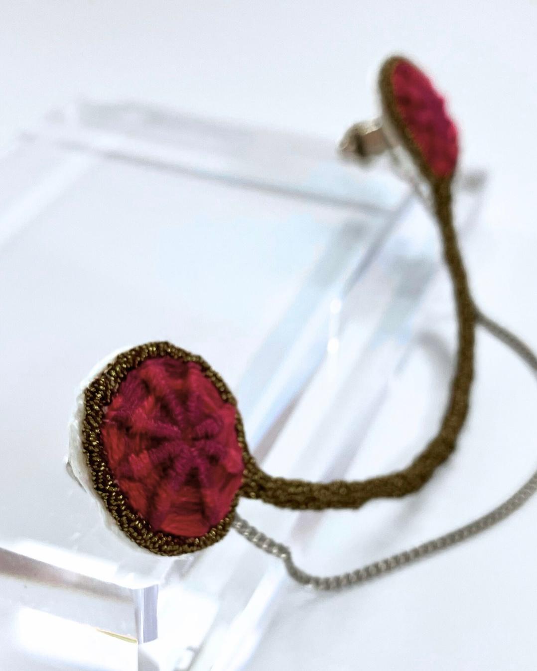 【刺繍ブローチ】ネックレスのように襟元を飾るオンリーワンな手刺繍のピンブローチ 12月25日までの限定 | 7枚目